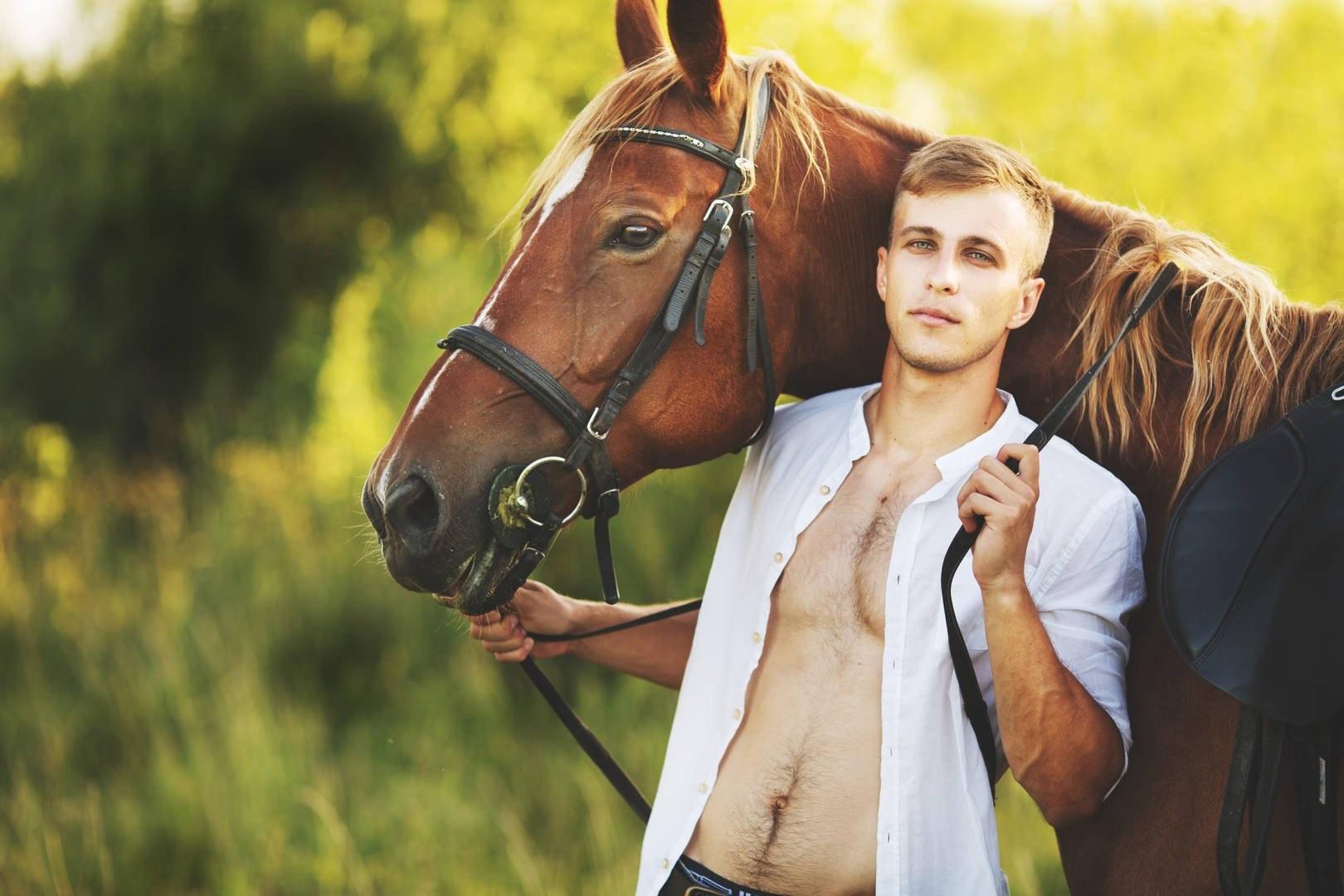 Конь мужик баб. Фотосессия с лошадьми. Мужчина на лошади. Мужчина рядом с лошадью. Красивый парень с лошадью.