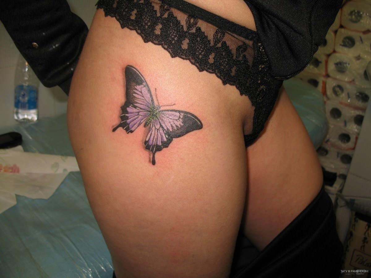 татуировка на пояснице у девушки бабочка