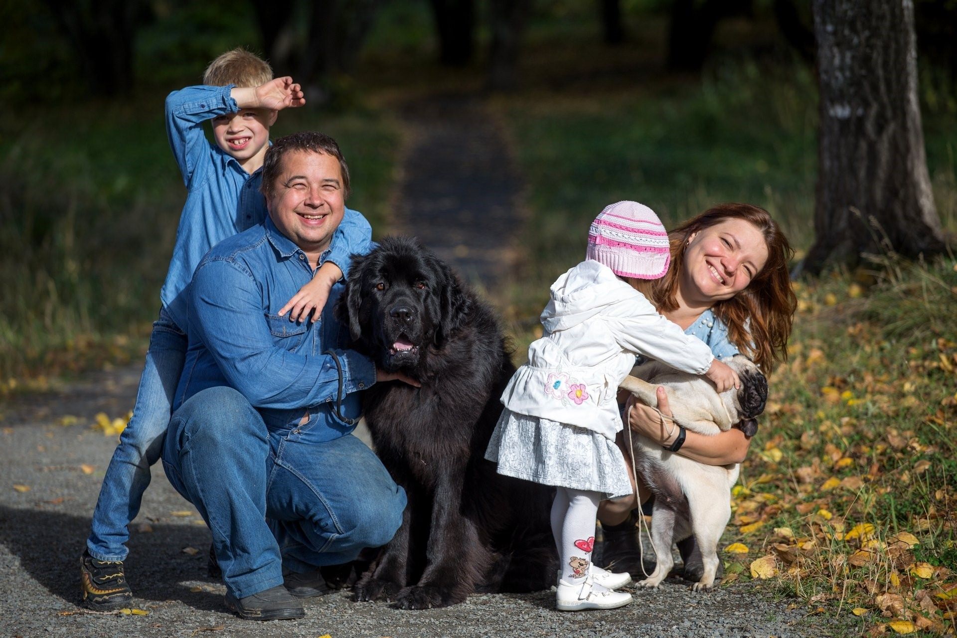 Семья с собакой. Семейная фотосессия с собакой. Счастливая семья с собакой. Семейная фотосессия с собакой на природе. Рассказы муж жена собака