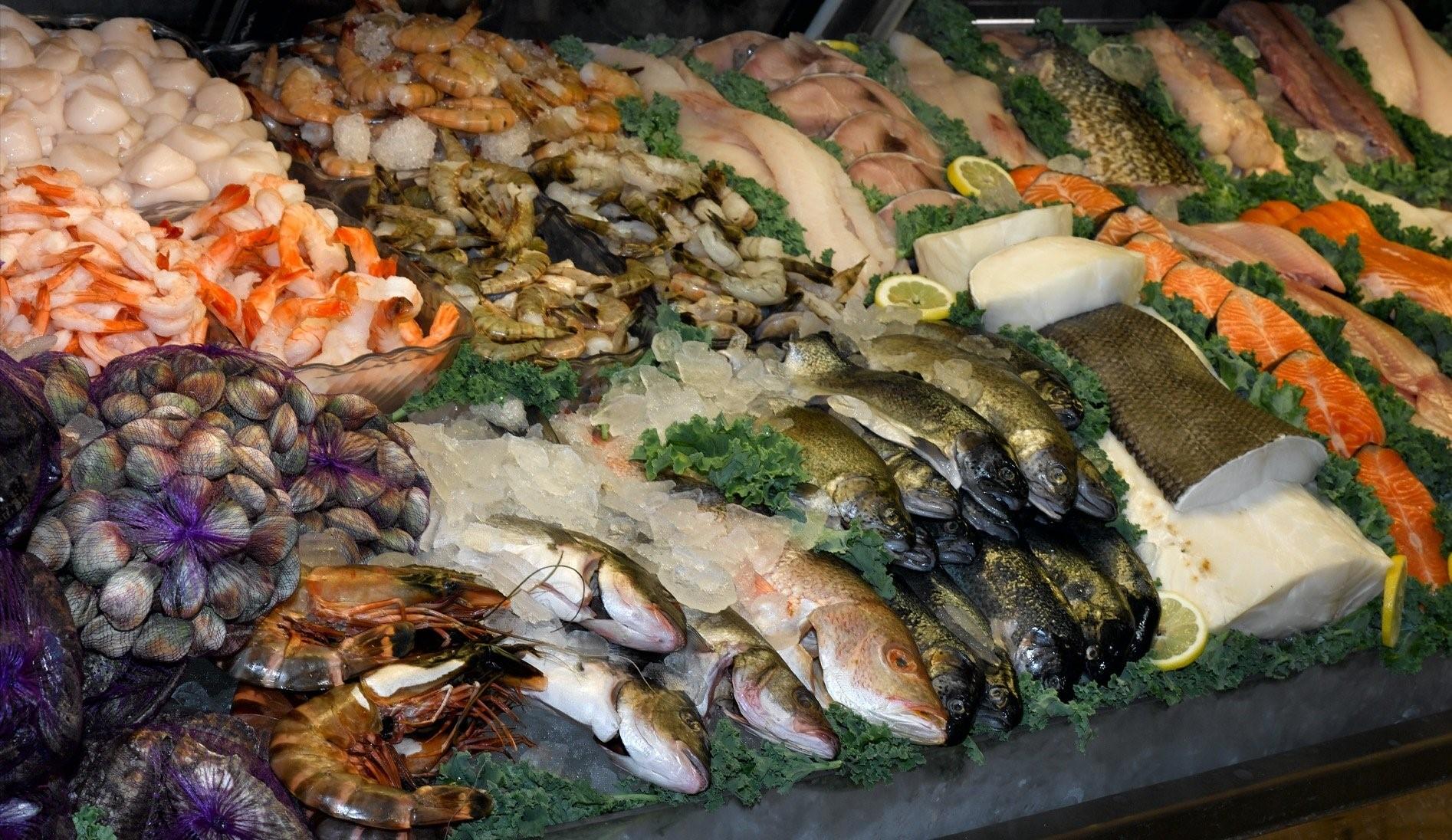 Рыбный прилавок. Рыба на прилавке. Рыбные продукты. Рыбные деликатесы.