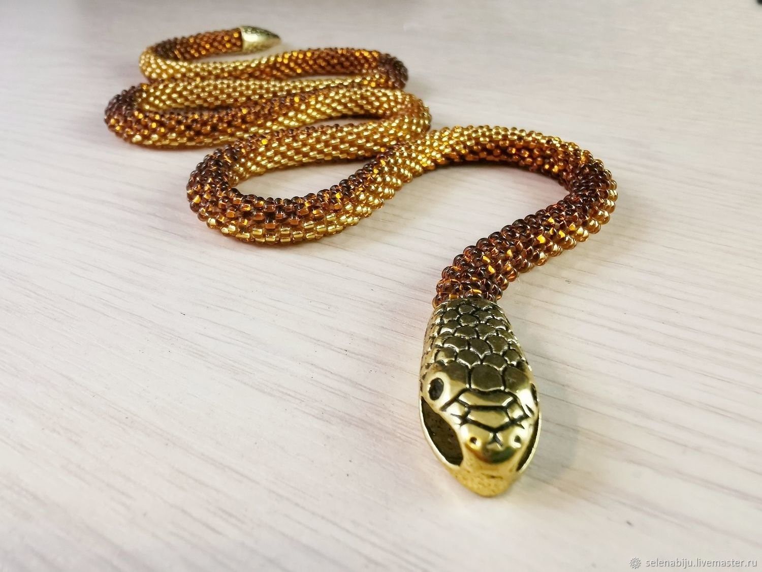 Змея из золота. Золотистова змея. Золотой полоз. Кулон змея золото. Подвеска змея золото.