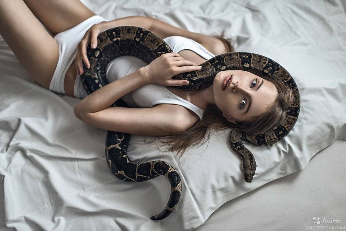 женщина змея фото картинки