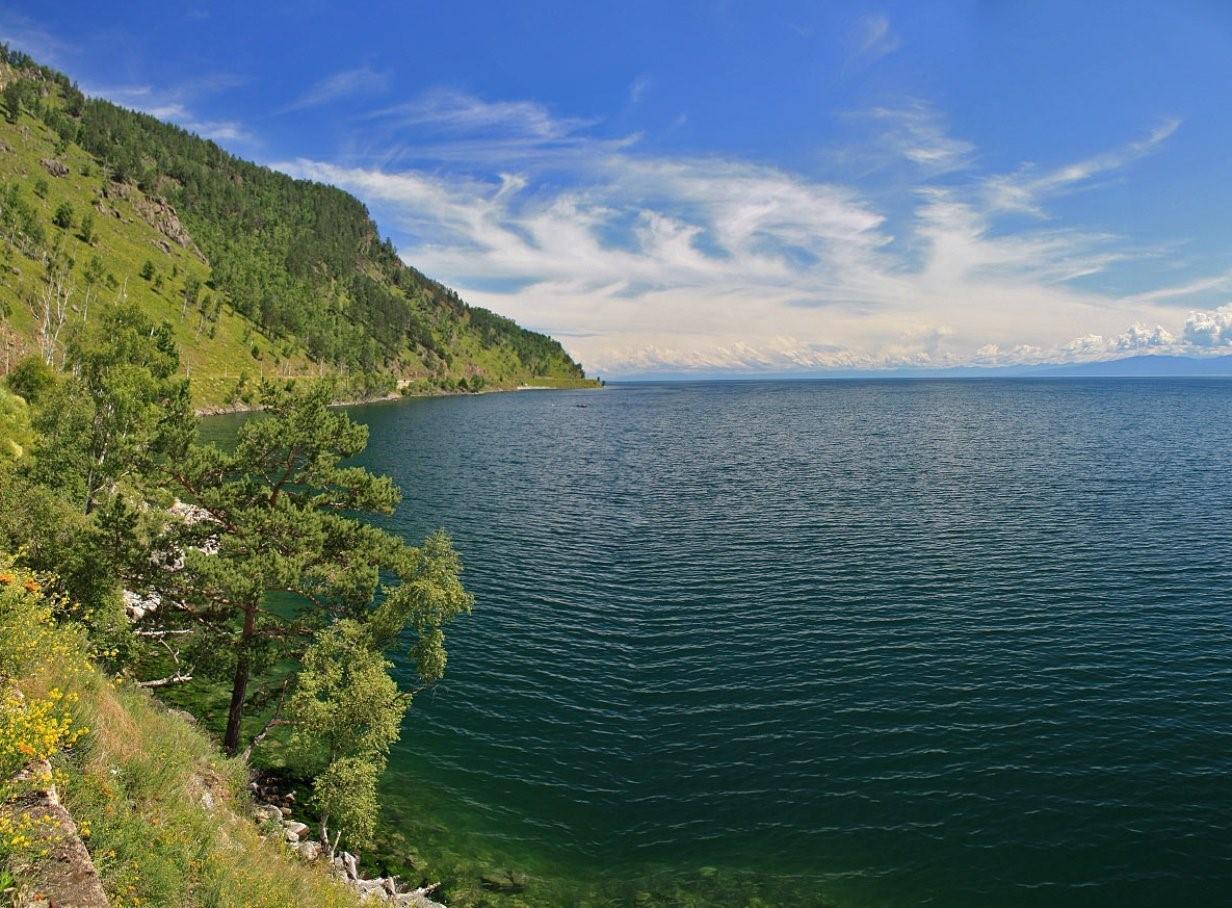 Байкал это точное озеро. Утес скрипер Байкал. Озеро Байкал вид сверху. Байкал глубокое озеро. Озеро Байкал летом.