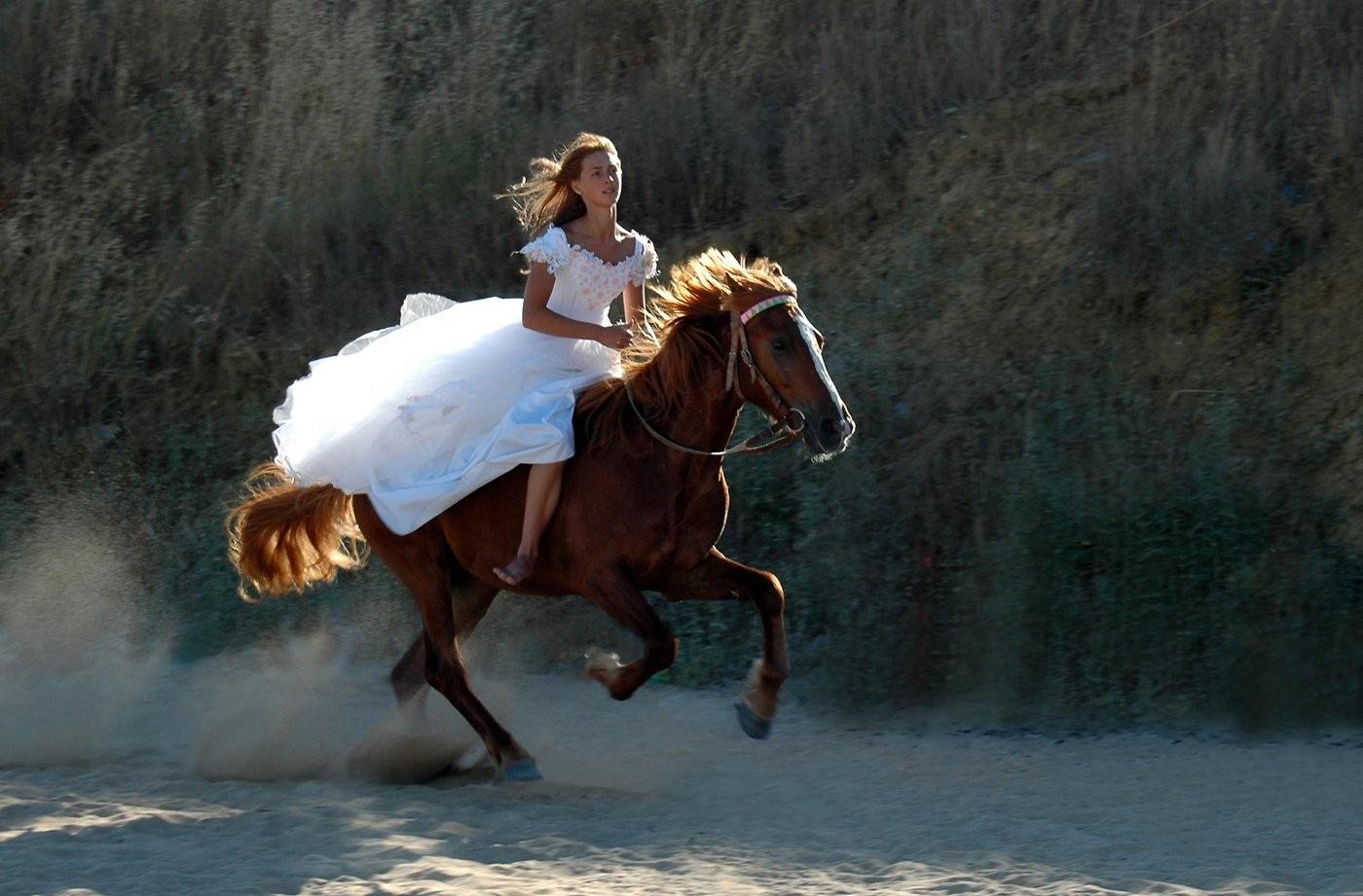 Догнать взобраться. Девушка верхом на лошади. Женщина на коне. Девушка на коне верхом. Девушка скачет на лошади.