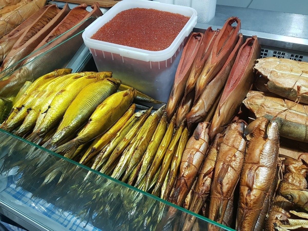 Рыбное купить рыбу. Рыба в ассортименте. Камчатская рыба. Копченая рыба в магазине. Рыбный рынок.