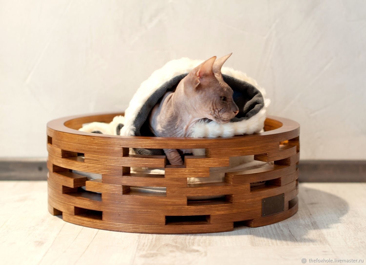 Оригинальные лежанки для кошек из дерева