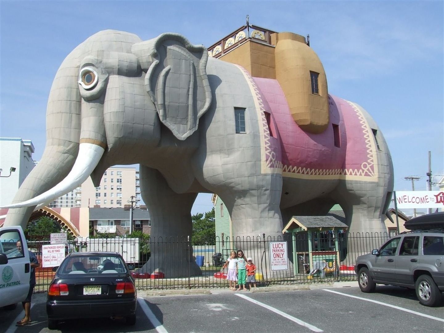 Fun building. Дом-слон на Новорязанском шоссе. Дом слон на Новорязанском шоссе внутри. Дом-слон на Новорязанском шоссе изнутри.